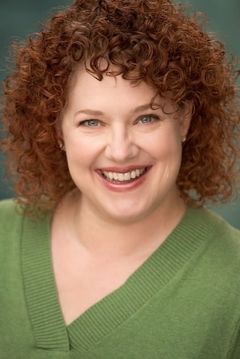 Emily Sahler interpreta Catherine (voice)