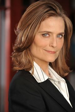 Elizabeth Karr interpreta Secretary (uncredited)