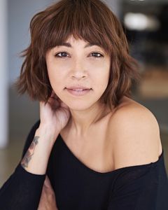 Marissa Woolf interpreta Raquel
