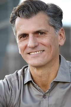 Alessandro Quattro interpreta Giornalista Tv