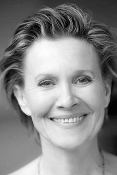 Anne Aor interpreta Elderly Gisèle