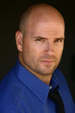 Dean Cudworth interpreta JTTF Sniper Agent