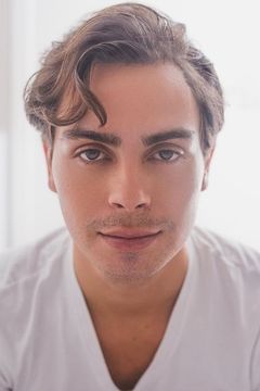Jake T. Austin interpreta Lars