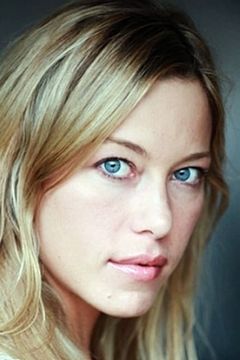Ludmila Henry interpreta Blonde Belgian consul
