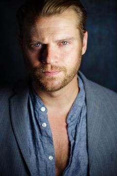 Brett Gipson interpreta Gunther