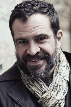 Éric Boucher interpreta Guard at prison