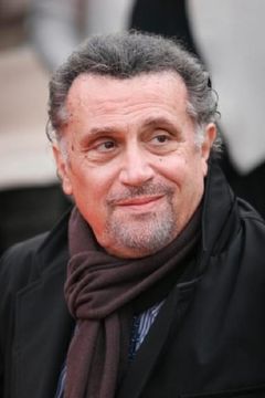 Andrea Roncato interpreta Costante Romanò