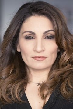 Paola Lavini interpreta cassiera