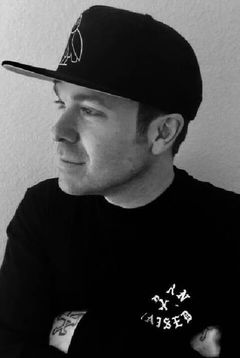 Joey Simmrin interpreta Truman