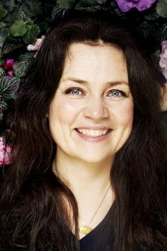 Catrin Sagen interpreta Hotel Worker