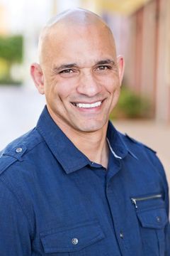 Aaron Pina interpreta FBI