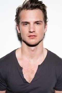 Freddie Stroma interpreta Luke Morgan