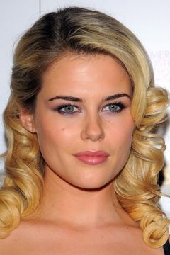 Rachael Taylor interpreta Rachel Hill