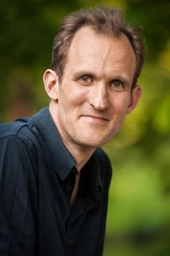 Severin von Hoensbroech interpreta Debtor in Greenhouse