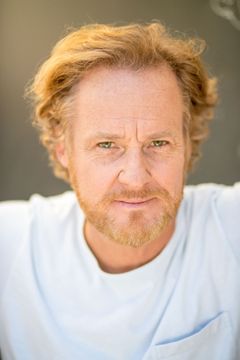 Paul Gleeson interpreta Jason Mallinson
