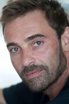 Laurent Jumeaucourt interpreta Lieutenant français CRS
