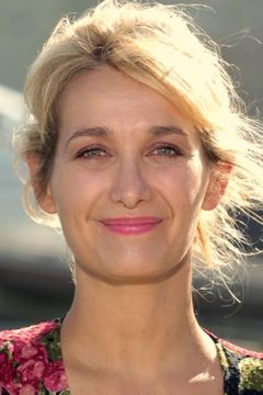 Caroline Anglade interpreta Lydie