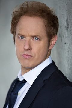 Raphael Sbarge interpreta Archie Hopper / Jiminy Cricket