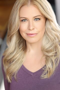 Whitney Bowers interpreta Girl at Farmers Market