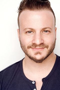 Josh Fingerhut interpreta Tom