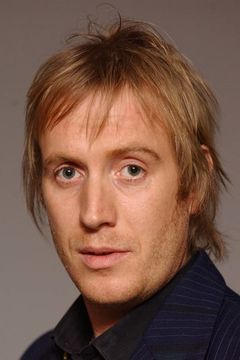 Rhys Ifans interpreta John Bartlett