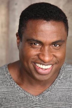 Michael-Leon Wooley interpreta Louis (voice)