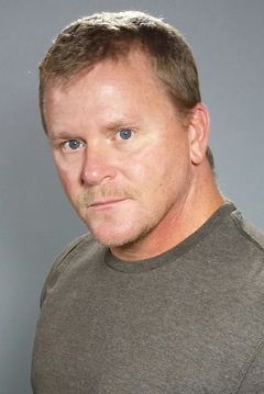 Randy Austin interpreta Cop #3