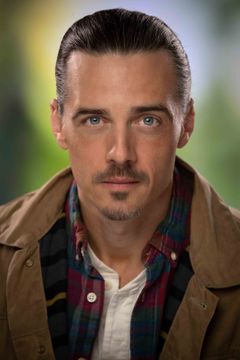 Zachary Bostrom interpreta Additional Voices (voice)