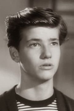 Mickey Kuhn interpreta Matt, as a boy