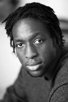 Theo Ogundipe interpreta Police Detective