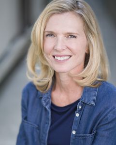 Michelle McGinty interpreta Attorney in Photo