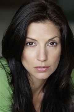 Nicole Sherwin interpreta Whitford's Assistant