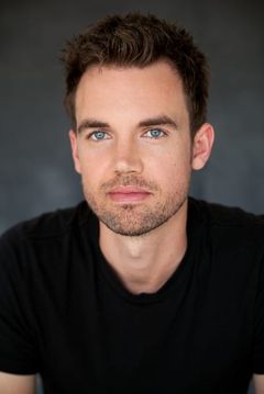 Tyler Hilton interpreta Wyatt