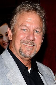 Ernie Lively interpreta B. Davenport