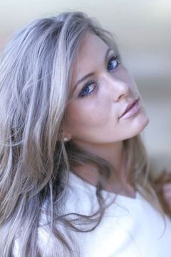 Holly Weber interpreta Girlfriend