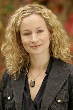 Lorraine Pilkington interpreta Bride