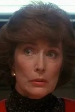 Maeve McGuire interpreta Ann Gates