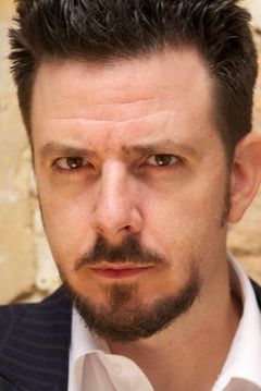 Thaddeus Phillips interpreta Robber