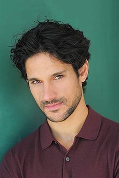 Panos Vlahos interpreta Dominic