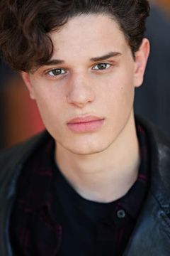 Bobby Coleman interpreta Austin
