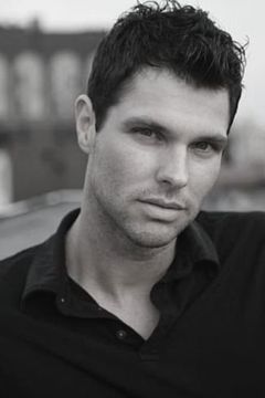 Ryan Martin interpreta Detective Breeder