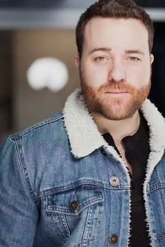 Jameson Moss interpreta Evan