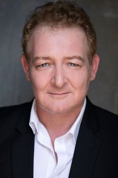 Cameron Rhodes interpreta Gryphon (voice)