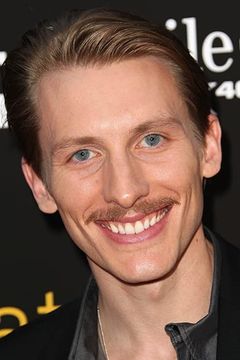James Landry Hébert interpreta Looper