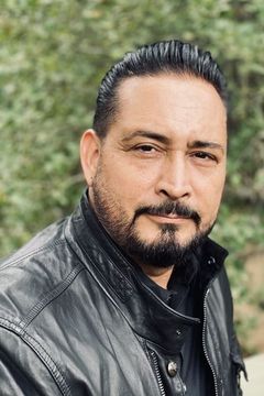 Ben Hernandez Bray interpreta Joey Giardello