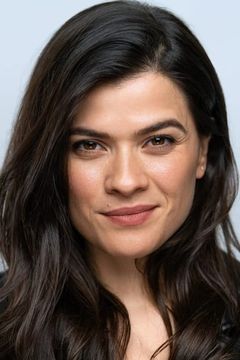 Edwina Rai interpreta Receptionist