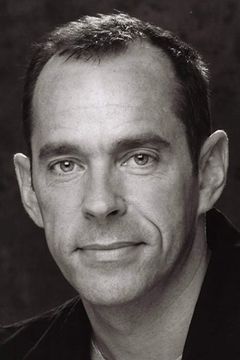 Mark Caven interpreta General