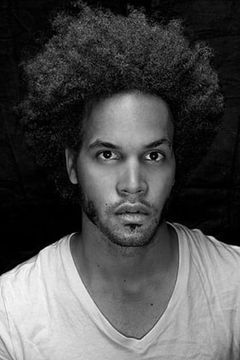 Scott Tixier interpreta Violinist (uncredited)