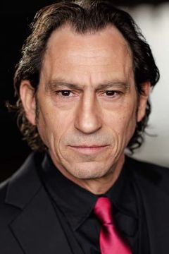 Jasper Bagg interpreta Warden