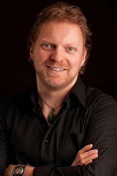 Alex Zahara interpreta Hans Von Weiselberger